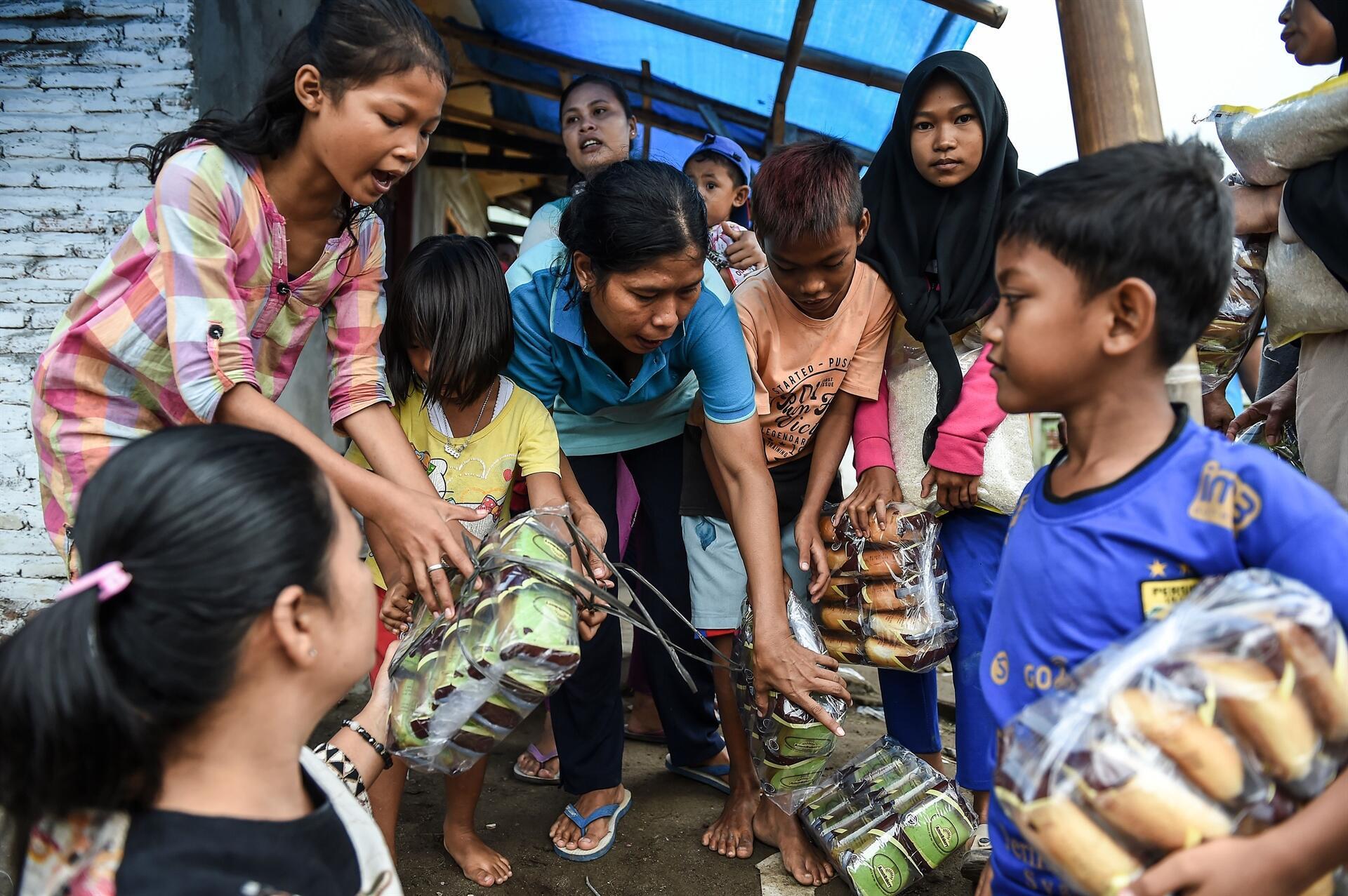 Sick Hungry Indonesia Tsunami Survivors Cram Shelters World News 