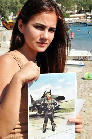 ... yaparken Yunan savaş uçakları ile girdiği it dalaşı sonunda Yunan pilotunun düşürdüğü iddia edilen F-16 savaş uçağının pilotu Yüzbaşı Nail Erdoğan&#39;ın, ... - 55eacb35f018fbb8f89720a0