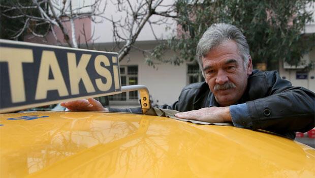 Komedi Dans Üçlüsü'nün yıldızı Murat Akkaya yaşamını İzmir'de taksi şoförlüğü