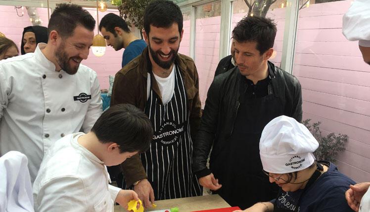 Arda Turan ve Emre Belözoğlu Down Sendromlu çocuklarla mutfağa girdi