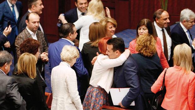 Makedonya meclisi yeni ismi onayladı