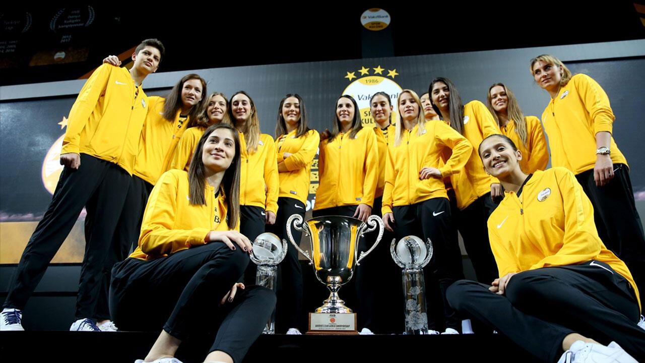 VakıfBank'ın şampiyonluk kupası yönetim kuruluna takdim edildi