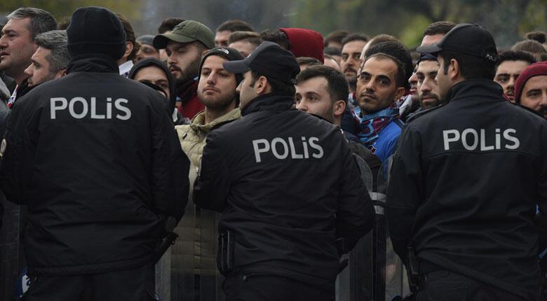 Trabzonspor taraftarı arbede çıkardı 2 polis yaralı