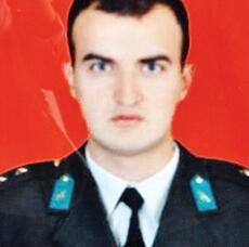 Şehit Piyade Üsteğmen Murat Hasırcıoğlu (27) Afyonkarahisar&#39;da 3 aylık kızı Deren, şehit polis Murat Dilmaç (31) Van&#39;da 10 aylık kızı Almira dün son ... - 55ea9242f018fbb8f888b235