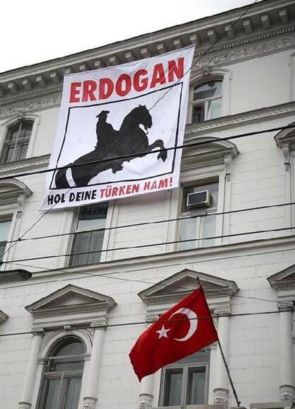 Viyanada Türk Büyükelçiliği’ne çirkin pankart