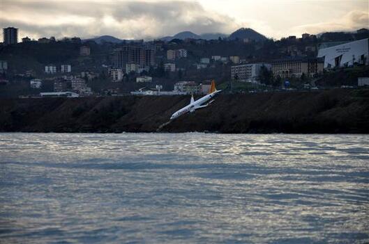 Trabzonda pistten çıkan uçak için çekici getiriliyor