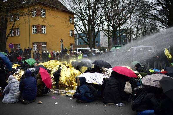 Almanya karıştı Polis ve protestocular çatıştı