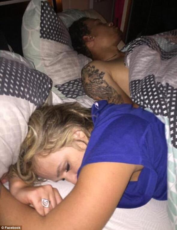 Aldatan sevgilisiyle uyurken selfie çektirdi