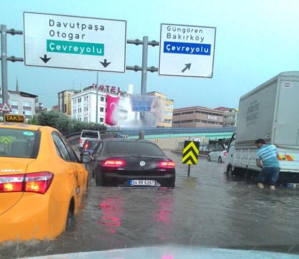 İstanbuldaki şiddetli yağmur sosyal medyayı salladı