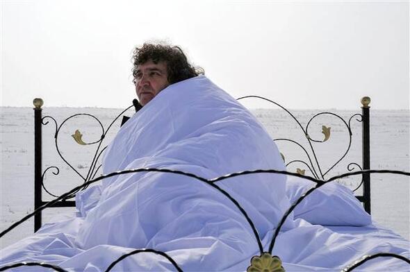 Profesör yatağını karın üzerine kurup uyudu... Nedeni mülteciler