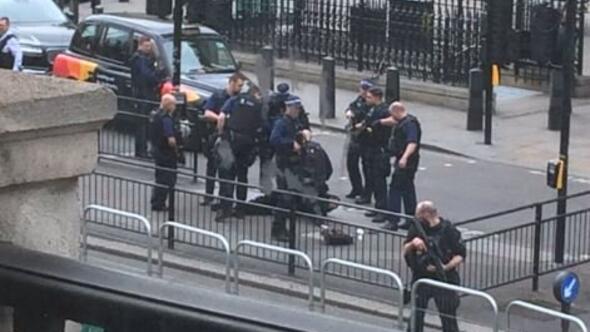 Londra alarma geçti... Başbakanlık yolu kapatıldı