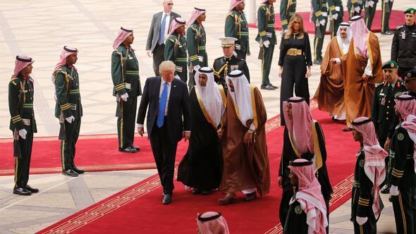 Son dakika... Trumptan ilk ziyaret Kral Selman kapıda karşıladı