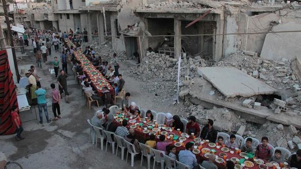 Dünya bu fotoğrafı konuşuyor Çatışmalar durdu iftar sofrası kuruldu