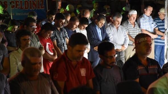 İzmirde 15 Temmuz Demokrasi ve Milli Birlik Günü coşkuyla kutlanıyor (3)