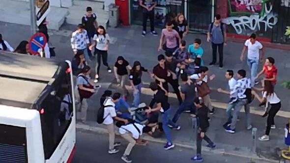 Liseliler İzmiri birbirine kattı... Büyük kavga