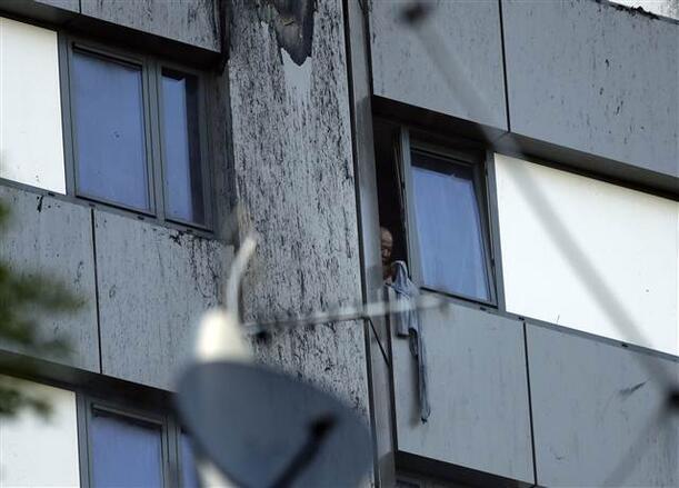 Son dakika: Londrada 27 katlı binada yangın dehşeti
