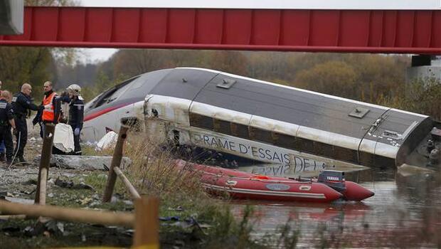 Fransa'da tren raydan çıktı: 5 ölü