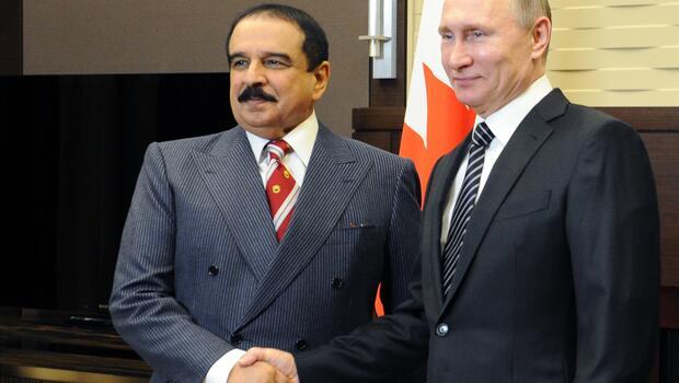 Bahreyn Kralı’ndan işlemeli kılıç, Putin'den Akhal Teke atı