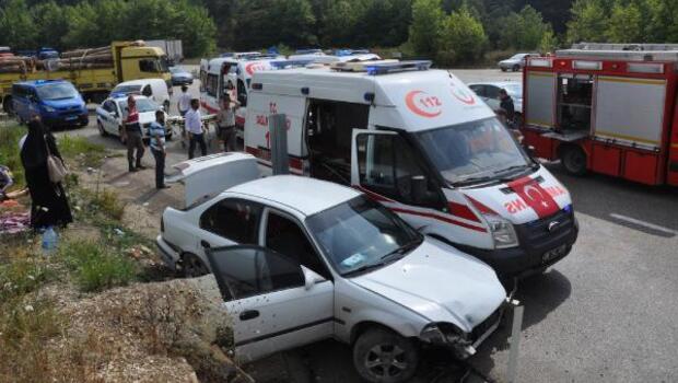 Yaralılara müdahale eden ambulansa otomobil çarptı: 1 ölü, 8 yaralı