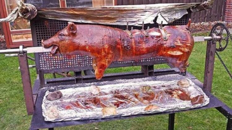 Türk camisinin önünde domuz çevirme skandalı!