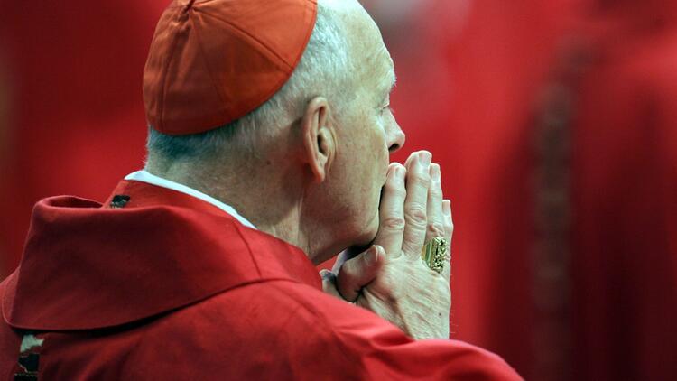 Vatikan ABD'li kardinali meslekten menetti