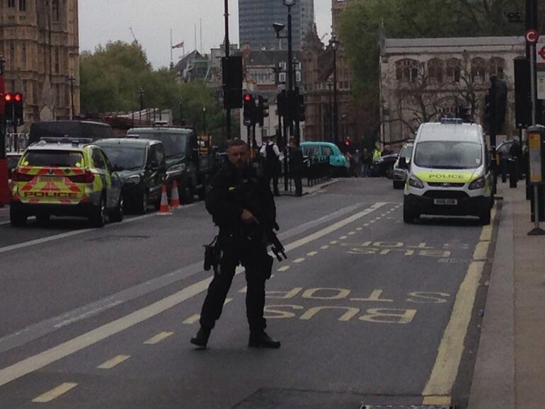 Londra alarma geçti... Başbakanlık yolu kapatıldı