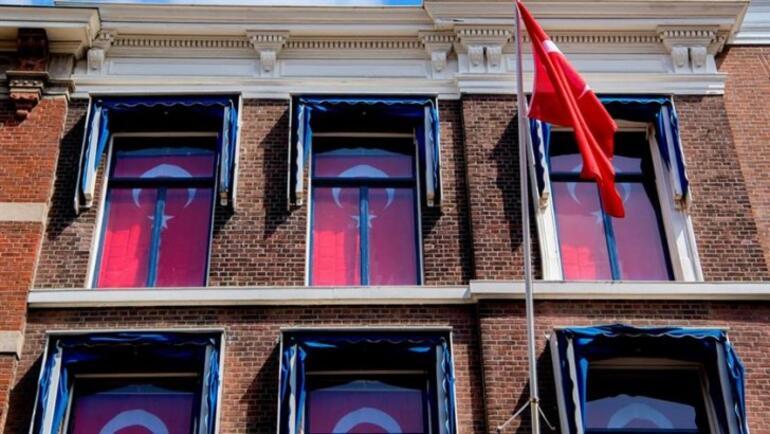 Hollandada ilginç olay Kralın sarayına karşı Türk bayrakları