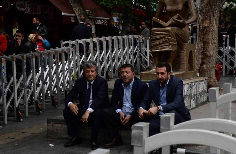Ankarada CHPli vekillerden İnsan Hakları Anıtı önünde eylem...