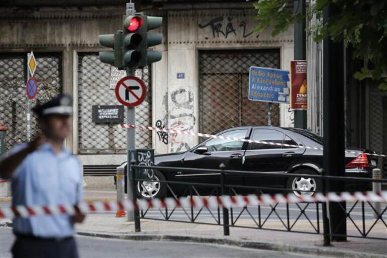 Son dakika: Yunanistan eski başbakanına bombalı saldırı