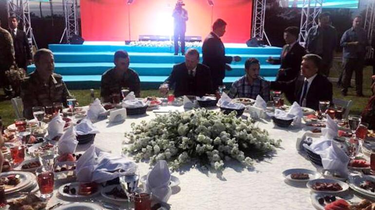 Erdoğan ve Gül tugayda birlikte iftar yaptı
