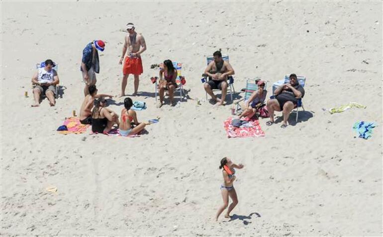 ABDde vali, halka kapattığı plajda ailesiyle tatil yaptı