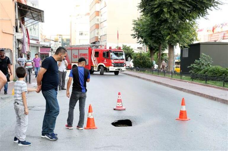 Son dakika... İstanbul Fatihte yol çöktü cadde trafiğe kapatıldı