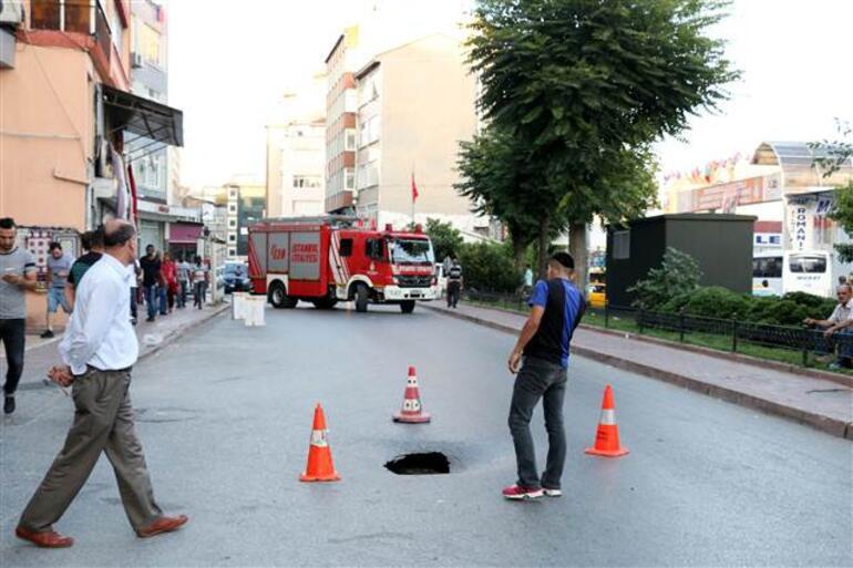 Son dakika... İstanbul Fatihte yol çöktü cadde trafiğe kapatıldı