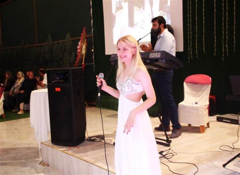 Aleyna Tilki memleketinde amcasının düğününde şarkı söyledi