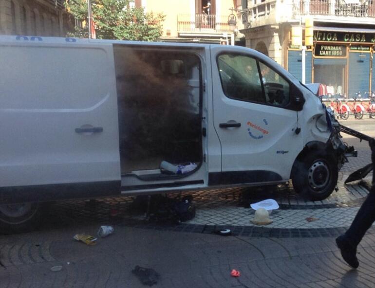 SON DAKİKA... Barcelonada minibüs kalabalığın arasına daldı... 12 ölü ve çok sayıda yaralı var...