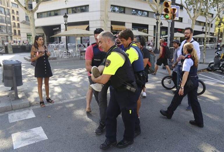 Barcelonada ikinci şok... Silahlı kişiler restorana girdi