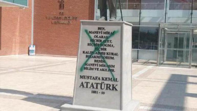 Dün açılmıştı... Atatürk heykeline çirkin saldırı