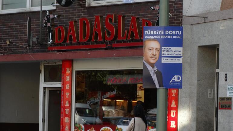 Cumhurbaşkanı Erdoğan Almanyadaki seçim afişlerinde