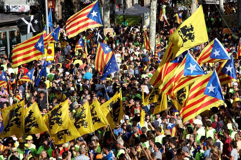 Katalanlar, sokağa döküldü