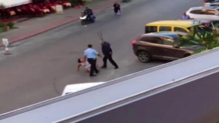 Yerde yatan kadına copla dayak 2 polis açığa alındı