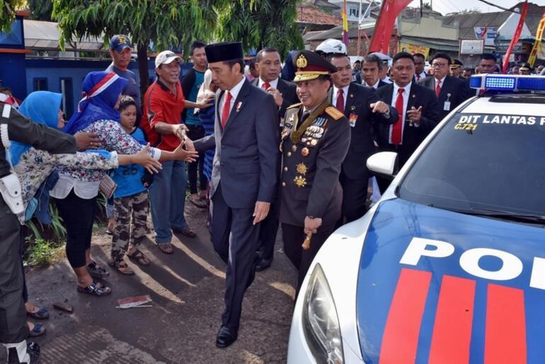 Endonezya Devlet Başkanı trafiğe takılınca 3 kilometre yürüdü