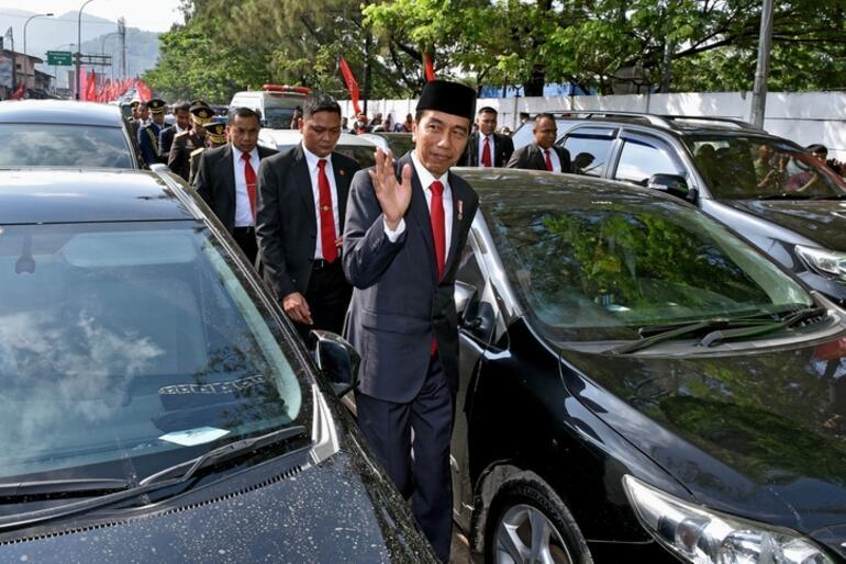 Endonezya Devlet Başkanı trafiğe takılınca 3 kilometre yürüdü