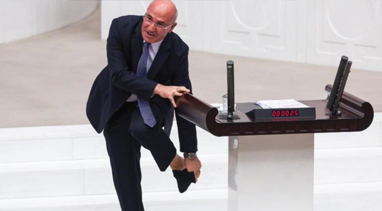 Mahmut Tanal, Meclis kürsüsünde çorabını çıkardı
