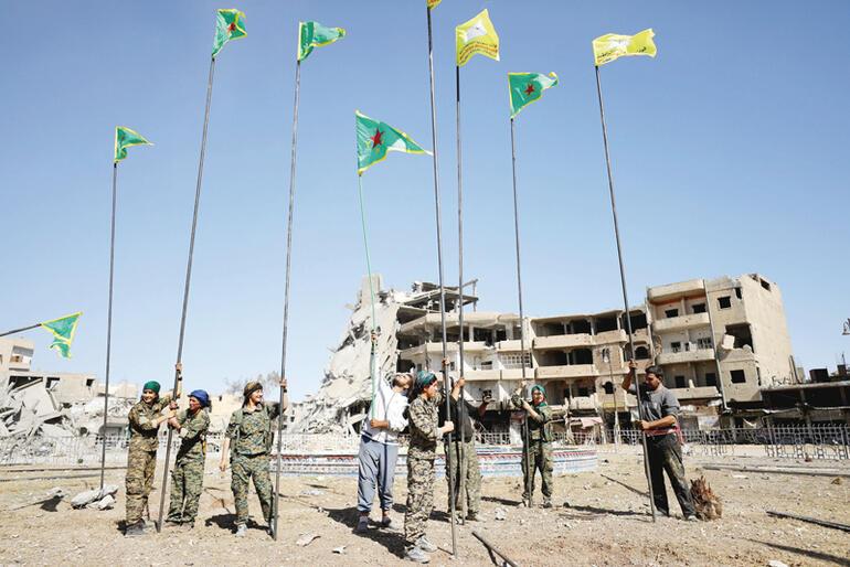 Rakka’da YPG bayrakları