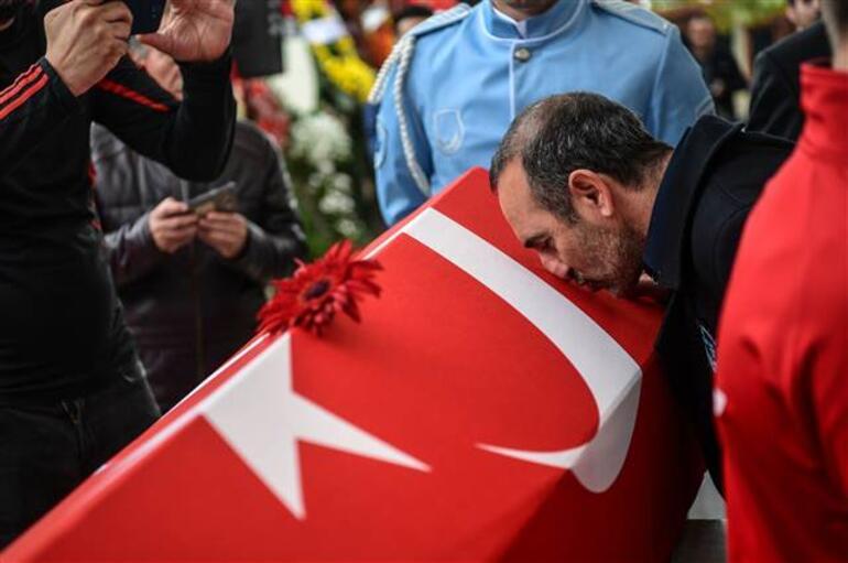 Naim Süleymanoğlunun cenazesinde çarpıcı an... Efsane son yolculuğuna uğurlandı