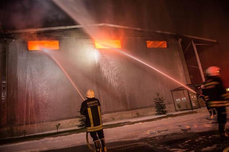 Gaziantepte sentetik tekstil fabrikasında büyük yangın
