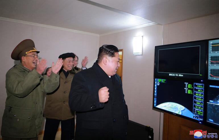 Kim Jong-un füze denemesi sırasında böyle kahkaha atmış