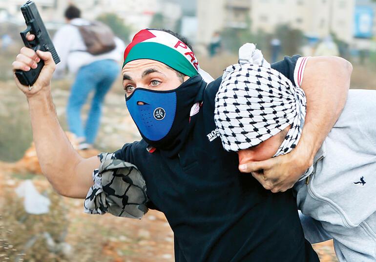 Kefiyeli, Filistin bayraklı İsrail ajanları