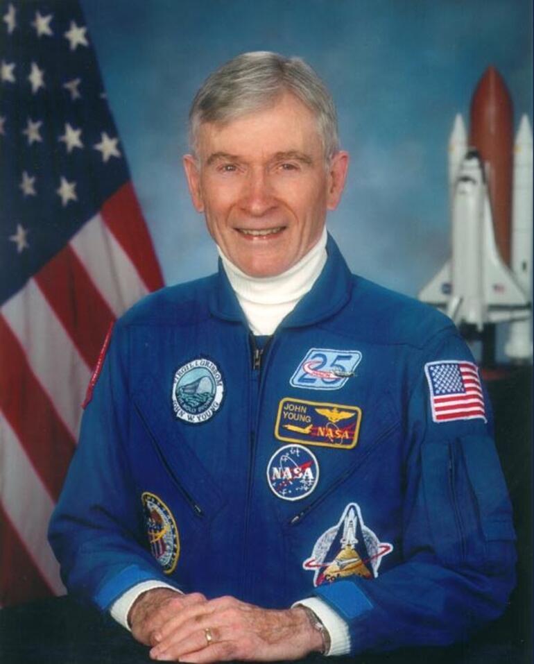 NASAnın efsanevi astronotu John Young yaşamını yitirdi
