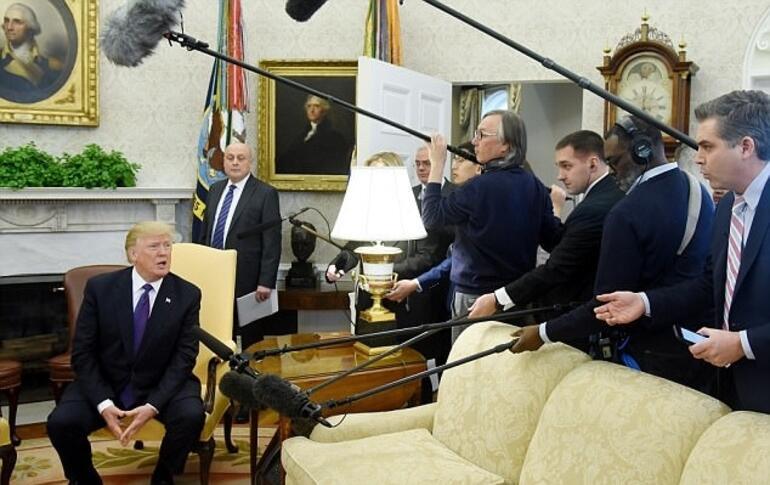 Trump, CNN muhabirini Oval Ofis’ten kovdu: Dışarı